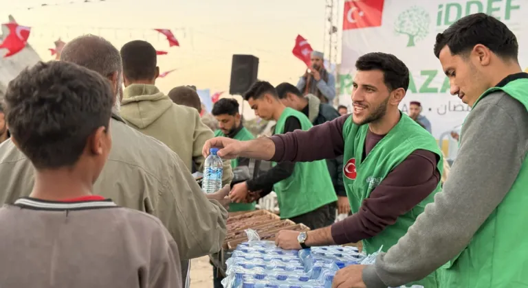 İDDEF, ramazanda kurduğu iftar sofralarıyla Gazzelilere moral oluyor