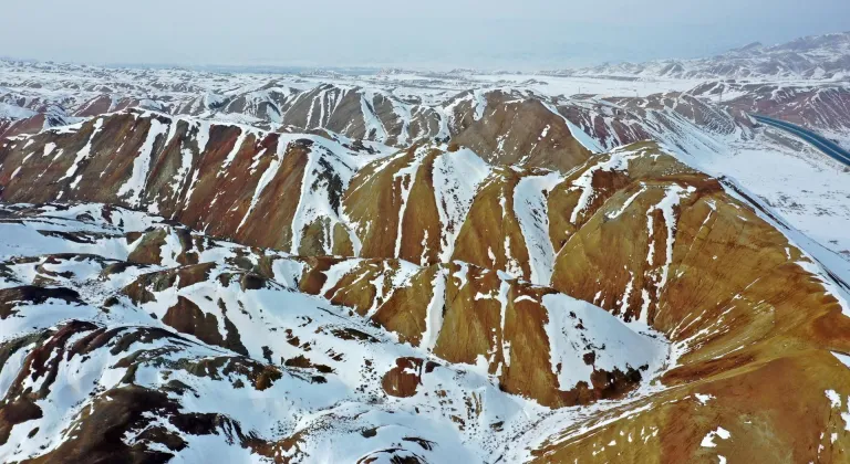 Iğdır'da kar Gökkuşağı Tepeleri'ni beyaza bürüdü