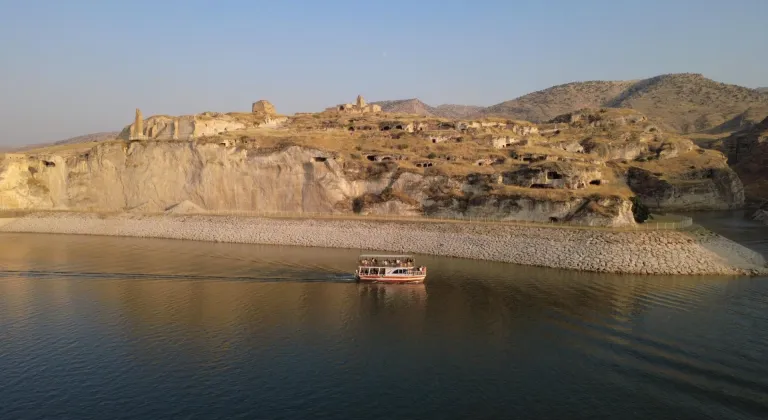 Ilısu Baraj Gölü'ndeki tekne turlarıyla Hasankeyf'in tarihi ve doğal güzelliklerini keşfediyorlar