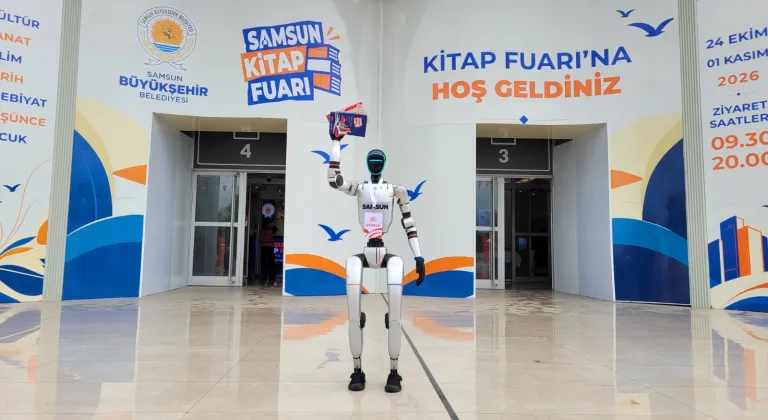İnsansı robot "Çakır" Samsun Kitap Fuarı'nda ziyaretçileri karşıladı