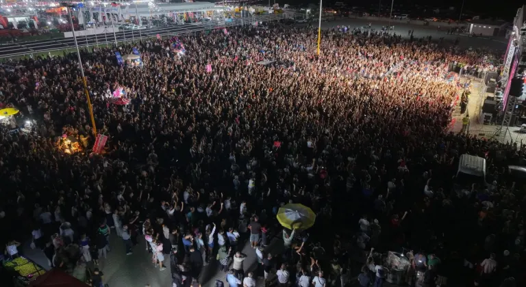 İpsala'da şarkıcı Hakan Altun'a "çeyiz sandığı" armağan edildi