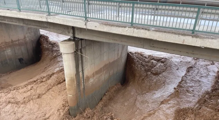 Irak’ın Salahaddin kentinde yoğun yağış nedeniyle köprü çöktü