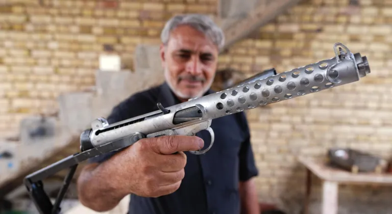 Iraklı "mucit", hurda demirleri uçak ve füze maketlerine dönüştürüyor