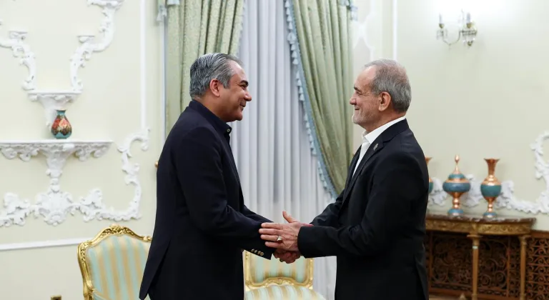 İran Cumhurbaşkanı, ABD ile müzakerelerin arabulucusu Pakistan'ın İçişleri Bakanı'nı Tahran'da kabul etti