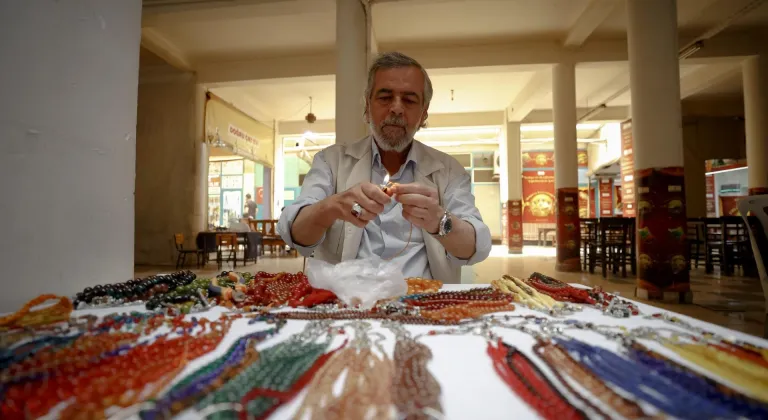 İş yerleri yıkılan depremzede tespihçiler, meraklılarını seyyar tezgahlarda ağırlıyor