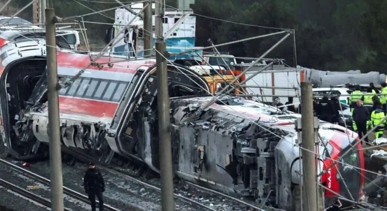 İspanya’da iki hızlı tren çarpıştı: 39 kişi hayatını kaybetti