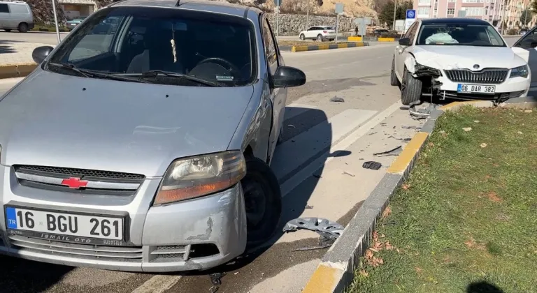 Isparta'da iki otomobilin çarpışması sonucu 3 kişi yaralandı