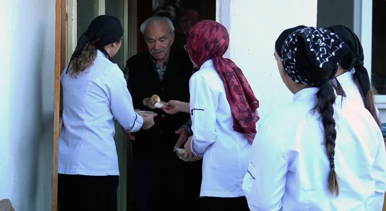 Isparta'da öğrenciler, okul mutfağında pişirdikleri çorbaları iftarda yaşlılara dağıtıyor