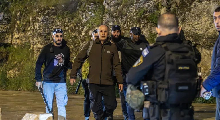 İsrail polisi, Kudüs'te Eski Şehir surları önünde teravih kılan Filistinlilere bir kez daha saldırdı