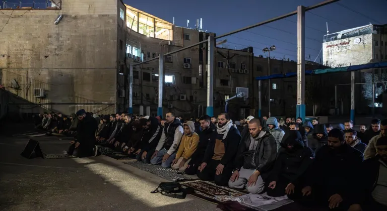 İsrail'in Mescid-i Aksa'yı kapatmasının ardından Filistinliler Harem-i Şerif yakınlarında teravih kıldı