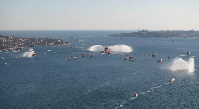İstanbul Boğazı'nda 15 Temmuz şehitleri anısına 253 gemilik deniz korteji