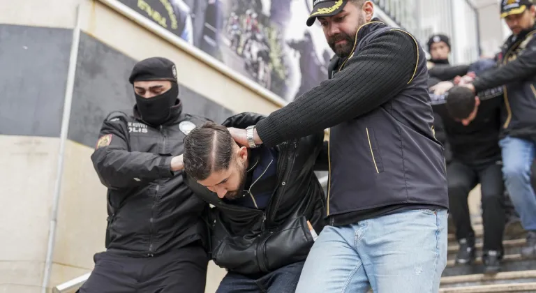 İstanbul merkezli suç örgütlerine yönelik operasyonda yakalanan 41 zanlı adliyede