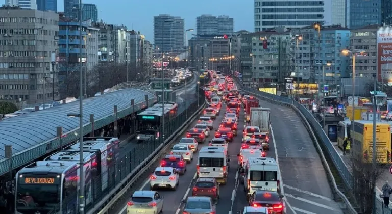 İstanbul'da akşam saatlerinde trafik yoğunluğu yüzde 83'e çıktı