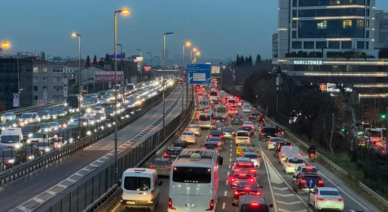 İstanbul'da akşam saatlerinde trafik yoğunluğu yüzde 85'e çıktı