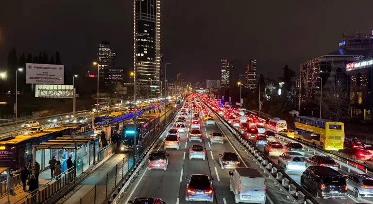 İstanbul'da akşam saatlerinde trafik yoğunluğu yüzde 85'e çıktı