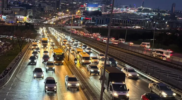 İstanbul'da akşam saatlerinde trafik yoğunluğu yüzde 89'a çıktı