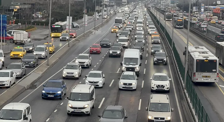 İstanbul'da bayram tatilinin ardından ilk iş gününde trafik yoğunluğu