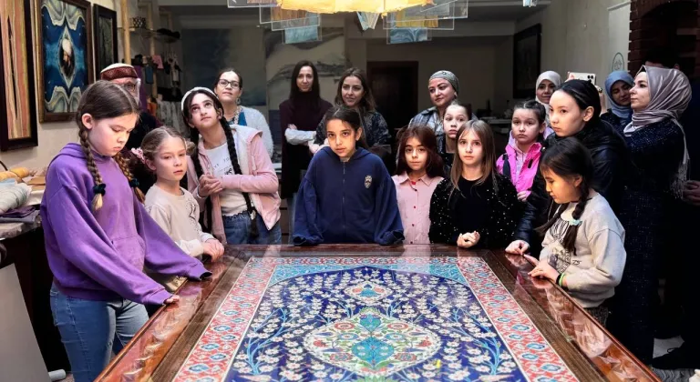 İstanbul'da görevli yabancı diplomatların çocuklarının ebru sanatını tanıması için etkinlik düzenlendi