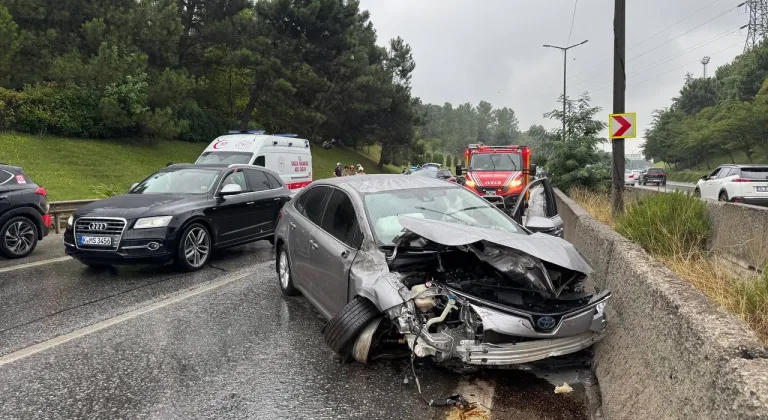 İstanbul'da iki otomobilin çarpışması sonucu 3 kişi yaralandı
