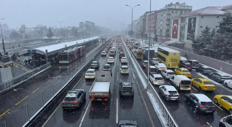 İstanbul'da kar yağışı etkisini sürdürüyor