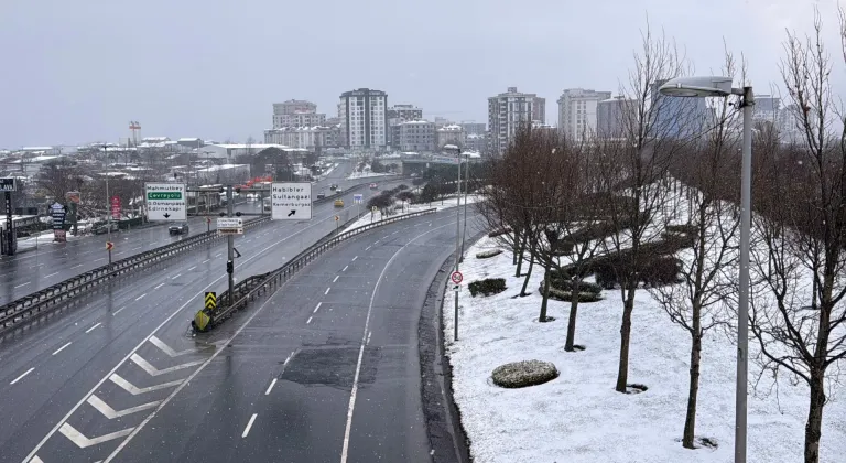 İstanbul'da kar yağışı yüksek kesimleri beyaza bürüdü