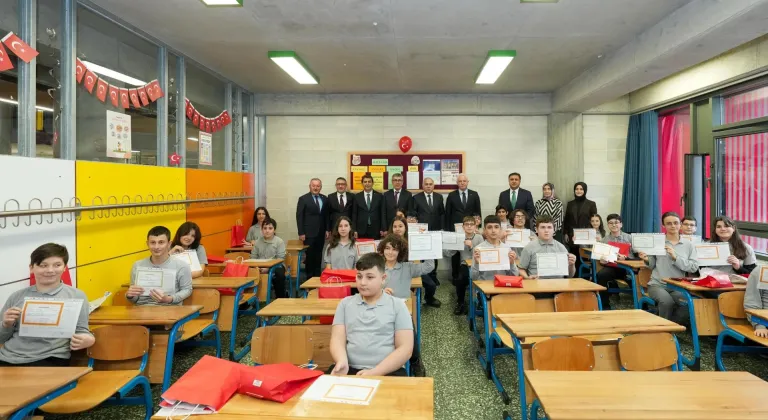 İstanbul'da öğrenciler karnelerini alarak yarıyıl tatiline başladı