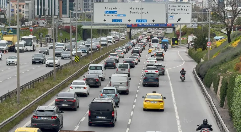 İstanbul'da sabah saatlerinde trafik yoğunluğu yaşanıyor