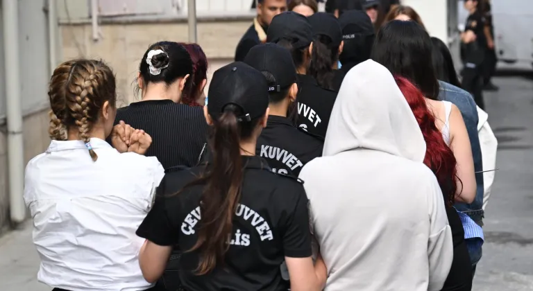 İstanbul'da uluslararası forex dolandırıcılığı operasyonunda yakalanan 54 şüpheli adliyede