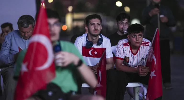 İstanbul'da vatandaşlar alanlara kurulan ekranların karşısında A Milli Futbol Takımı'nı destekledi