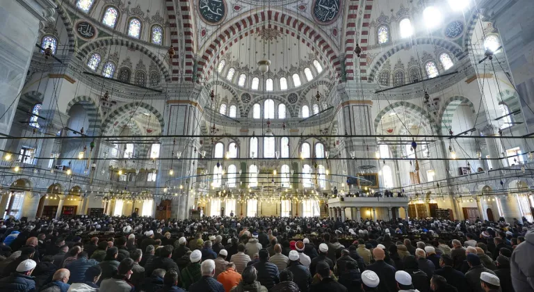 İstanbul'daki camilerde ramazanın ilk cuma namazı kılındı