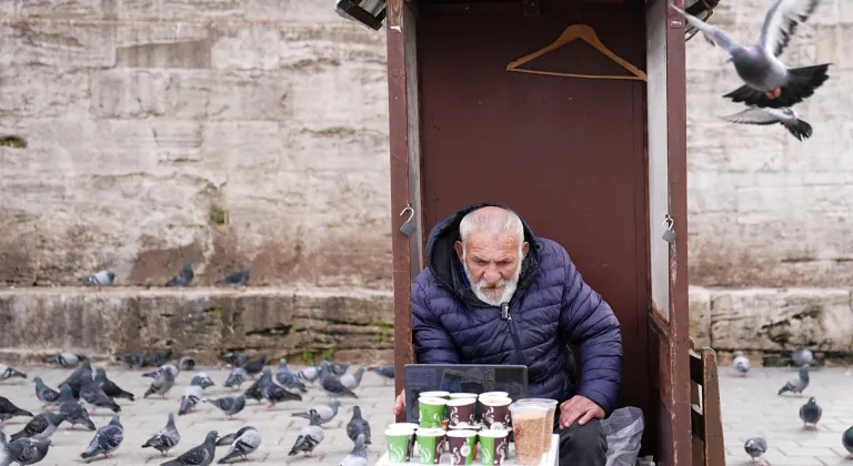 İstanbul'daki seyyar satıcılar, AA'nın "Yılın Kareleri" oylamasına katıldı