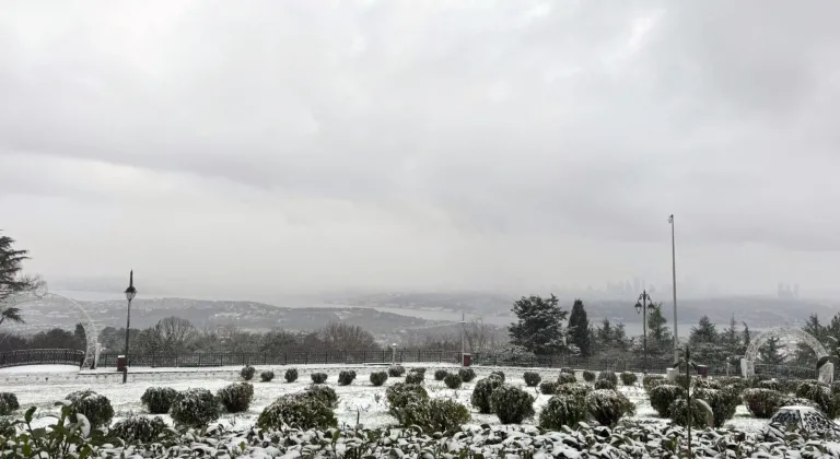 İstanbul'un bazı ilçelerinde kar yağışı etkisini sürdürüyor