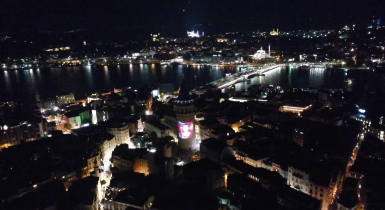 İstanbul'un simge yapılarından Galata Kulesi ve Kız Kulesi'nde 15 Temmuz'a özel mapping gösterisi