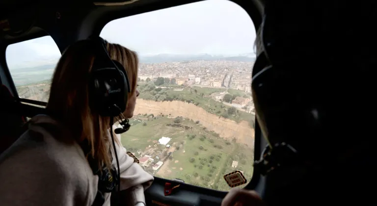 İtalya'da Başbakan Meloni, toprak kayması felaketi yaşayan ilçeyi ziyaret etti