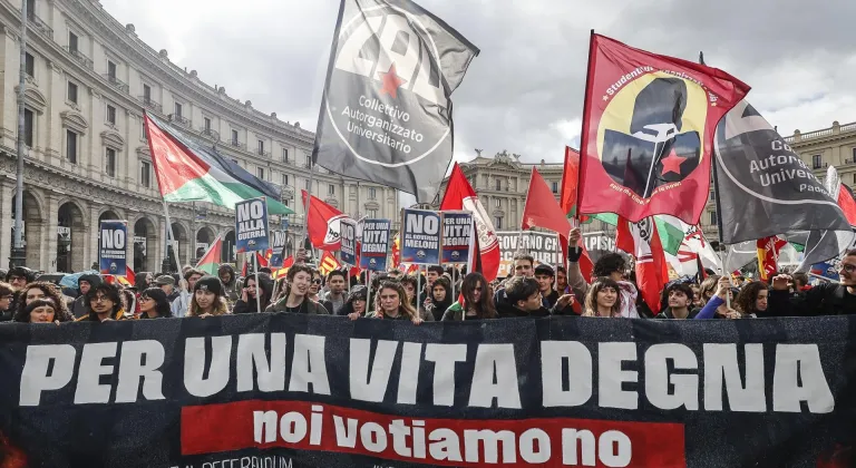 İtalya'da "Savaşa hayır, referandumda hayır" yürüyüşü düzenlendi