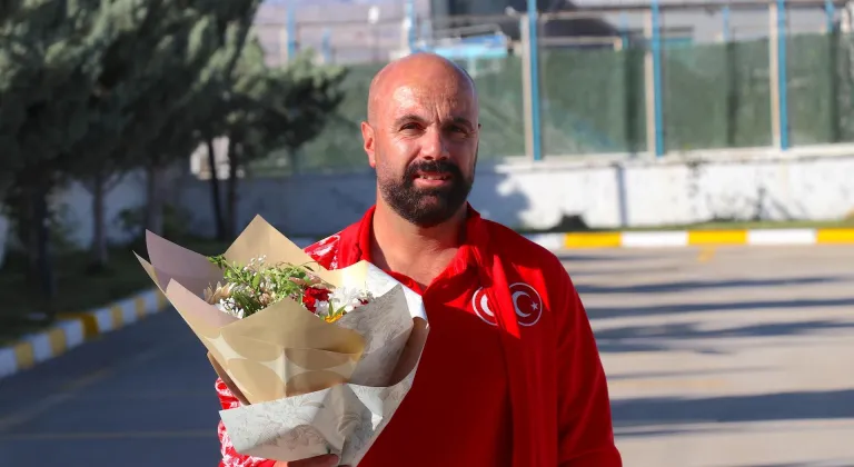 İtalya'dan madalyayla dönen milli atlet Abdulsamet Duman, Van'da çiçeklerle karşılandı
