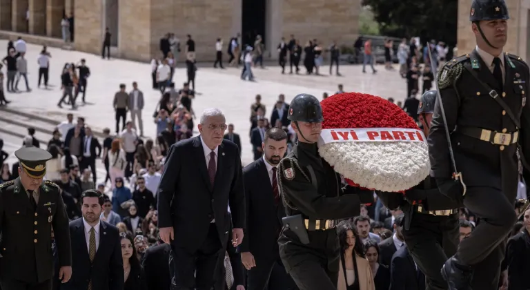 İYİ Parti Genel Başkanı Dervişoğlu, gençlerle Anıtkabir'i ziyaret etti