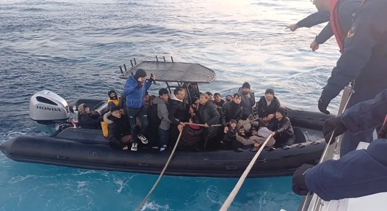 İzmir açıklarında 56 düzensiz göçmen ve 1 insan kaçakçısı şüphelisi yakalandı