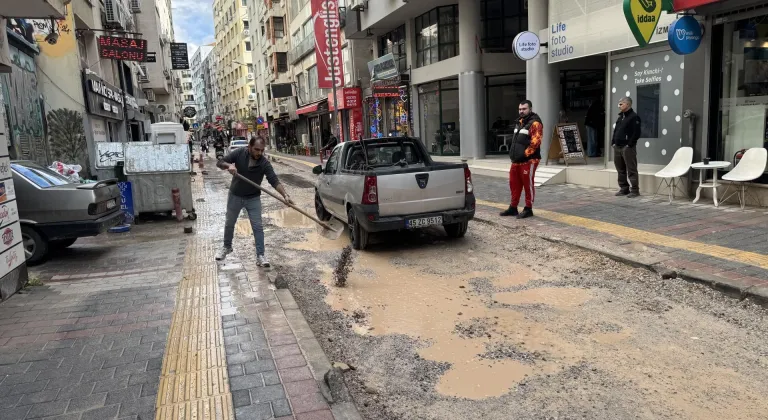İzmir Alsancak esnafı uzun süren altyapı çalışmalarına tepkili