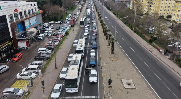 İzmir-Ankara kara yolunun Manisa geçişinde bayram hareketliliği yaşanıyor