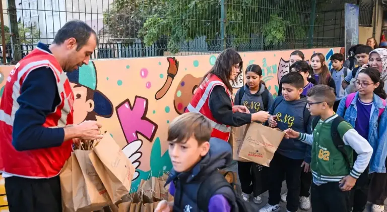 İzmir Bornova’da öğrencilere bin kumanya dağıtıldı