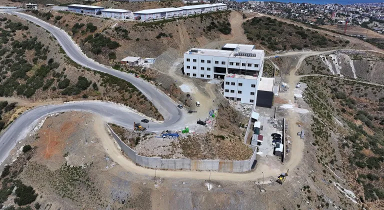 İzmir Demokrasi Üniversitesi Uzundere Yerleşkesi yeni döneme hazırlanıyor