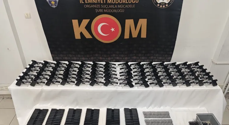 İzmir merkezli suç örgütüne yönelik operasyonda yakalanan 10 şüpheli tutuklandı