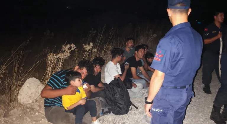 İzmir'de 18 düzensiz göçmen kurtarıldı