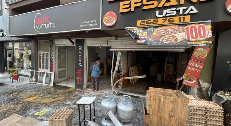 İzmir'de alkollü sürücünün kullandığı otomobil 2 iş yerine çarptı
