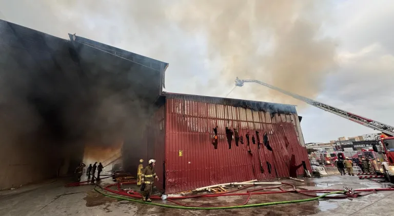 İzmir'de atölye ve depolarda çıkan yangına müdahale ediliyor