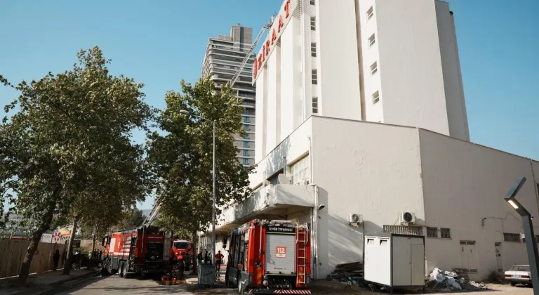 İzmir'de bankanın çatısında çıkan yangın söndürüldü