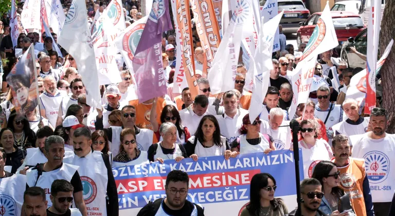 İzmir'de belediyelerde çalışan memurlar CHP İl Başkanlığına yürüdü