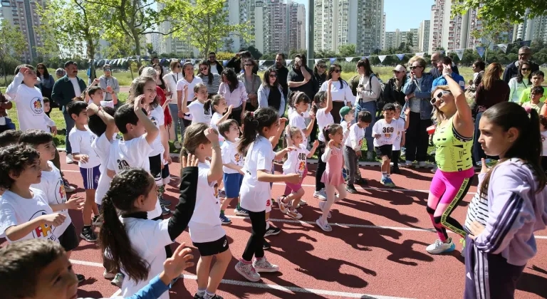 İzmir'de çocuklar "koşamayan arkadaşları" için koştu
