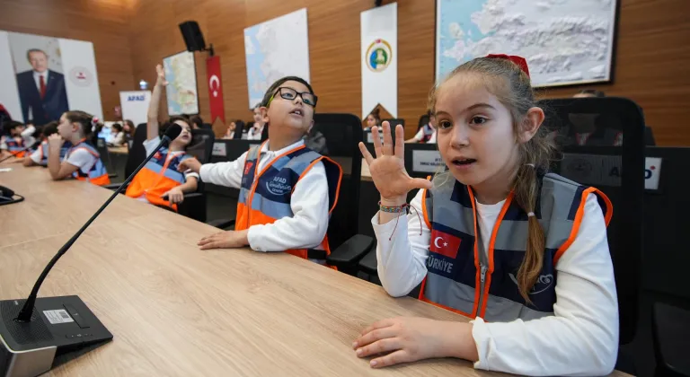 İzmir'de deprem tatbikatını 23 Nisan dolayısıyla çocuklar yönetti